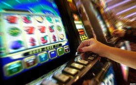 tgy98 မိုဘိုင်းအက်ပ် Smartphone Screen ပေါ် Live Casino ကစားနေသောမြင်ကွင်း